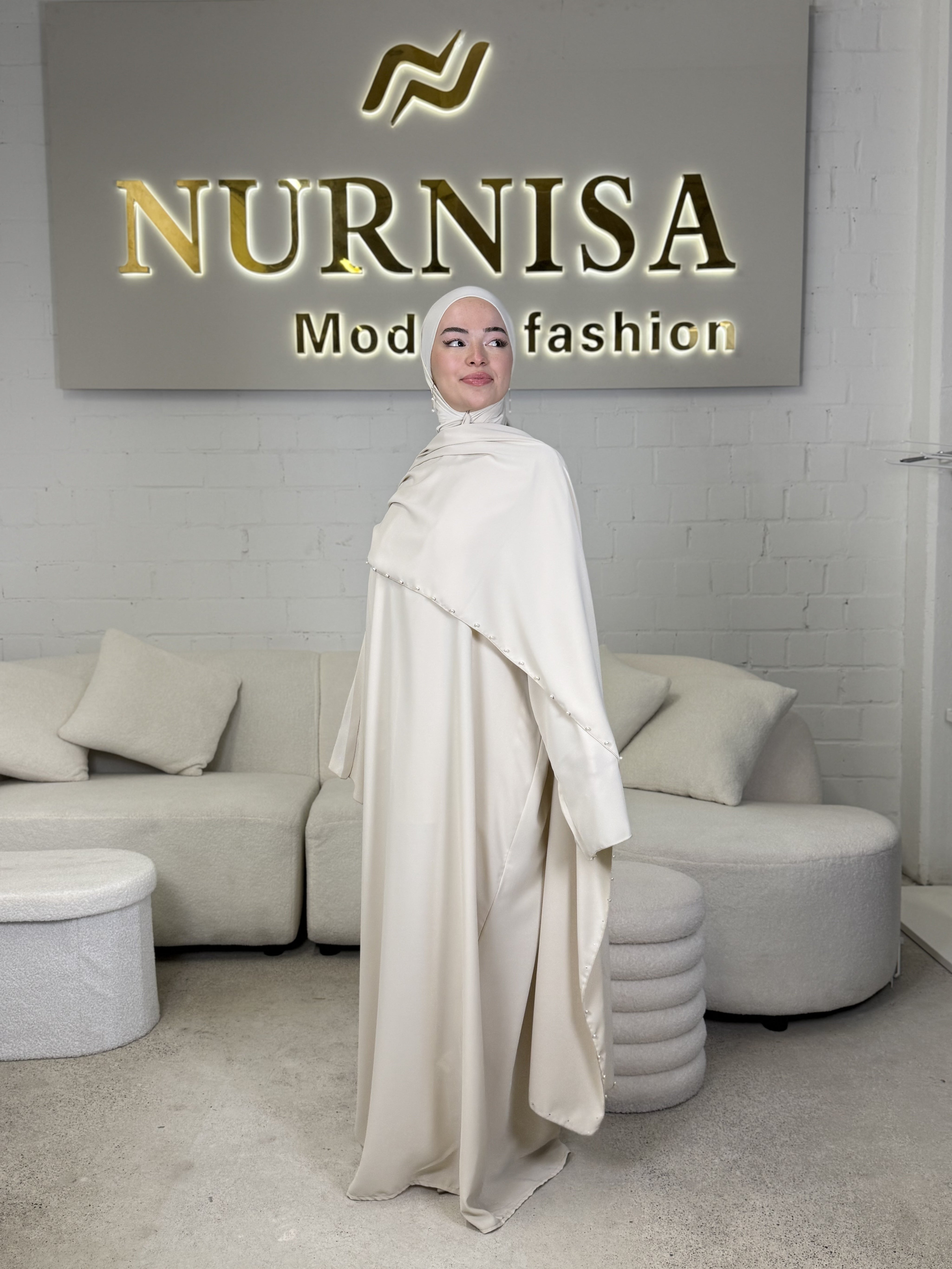 Perlen Abaya – Elegant Pearl Edition