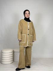 Zweiteiler mit weißen Nähten