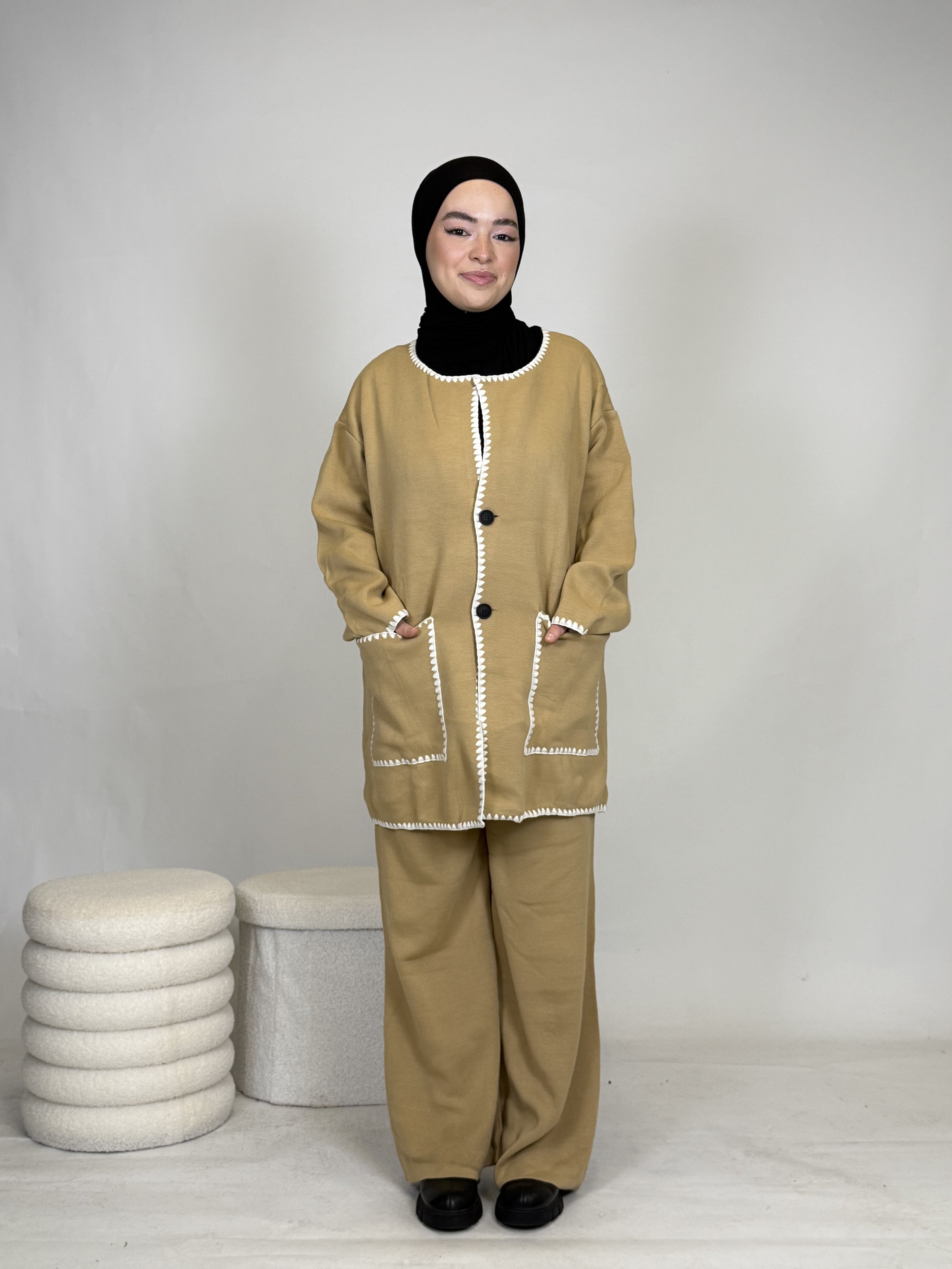 Zweiteiler mit weißen Nähten