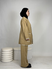 Zweiteiler mit weißen Nähten