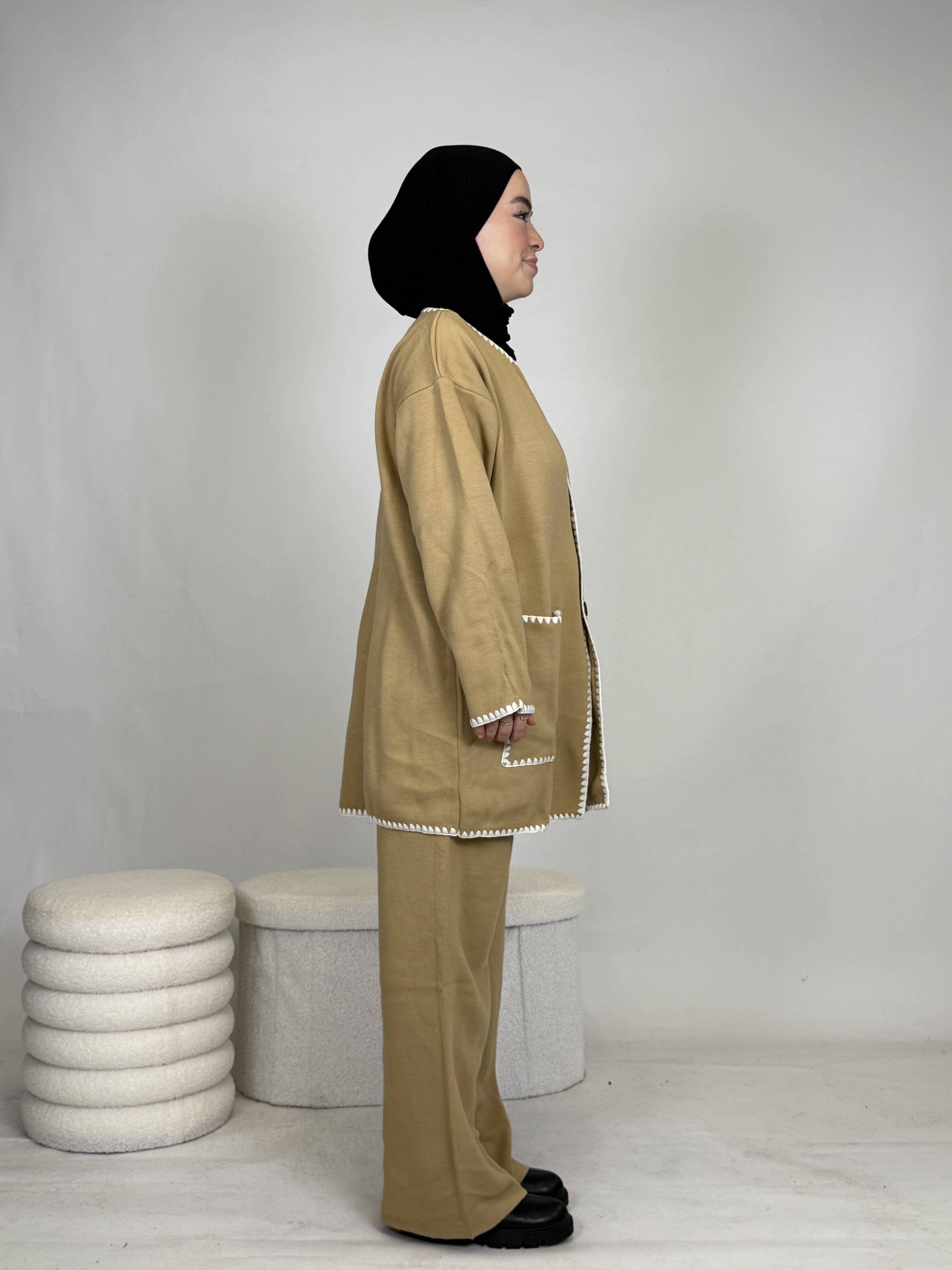 Zweiteiler mit weißen Nähten