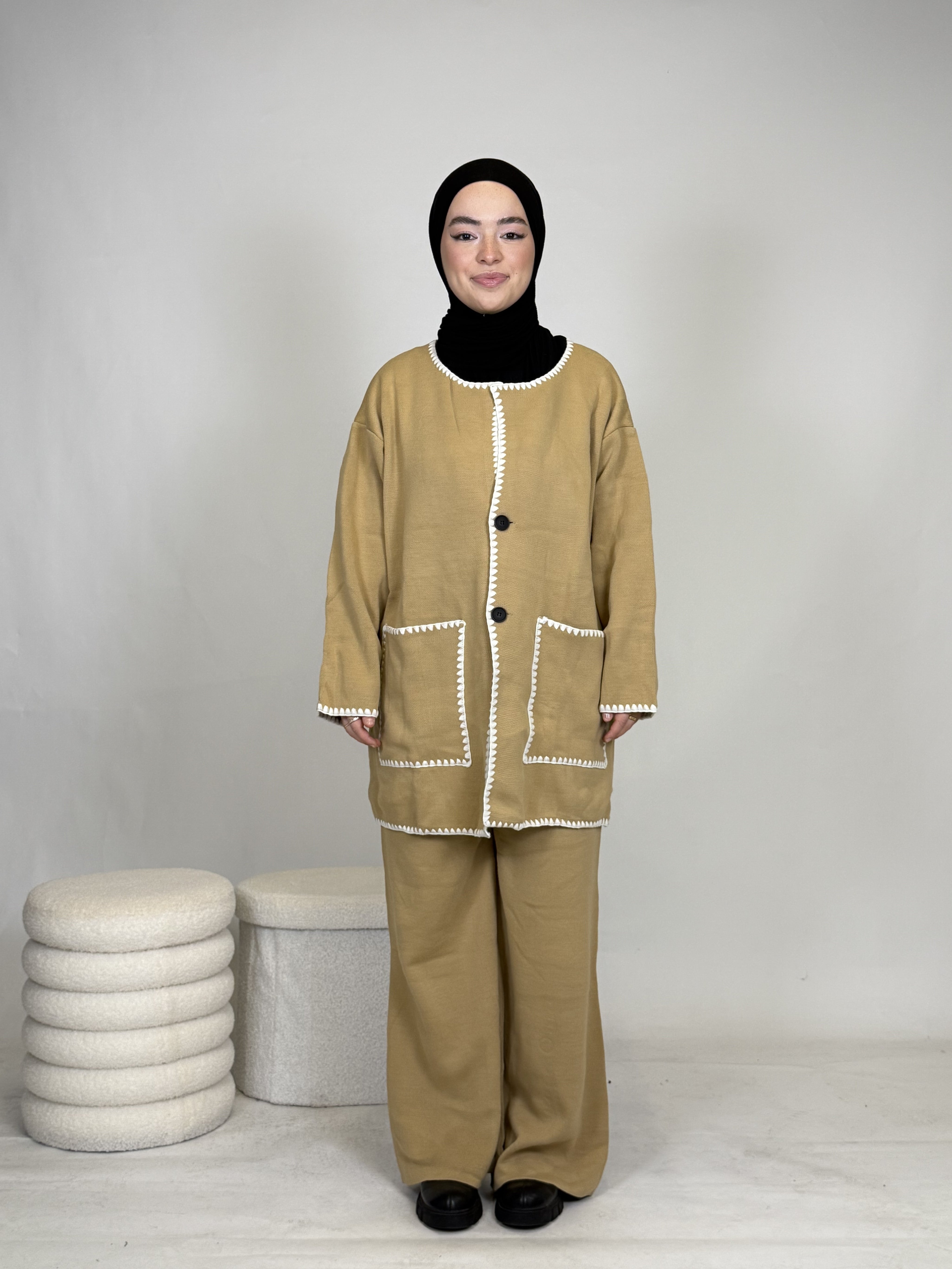 Zweiteiler mit weißen Nähten