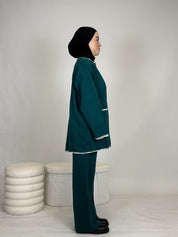 Zweiteiler mit weißen Nähten