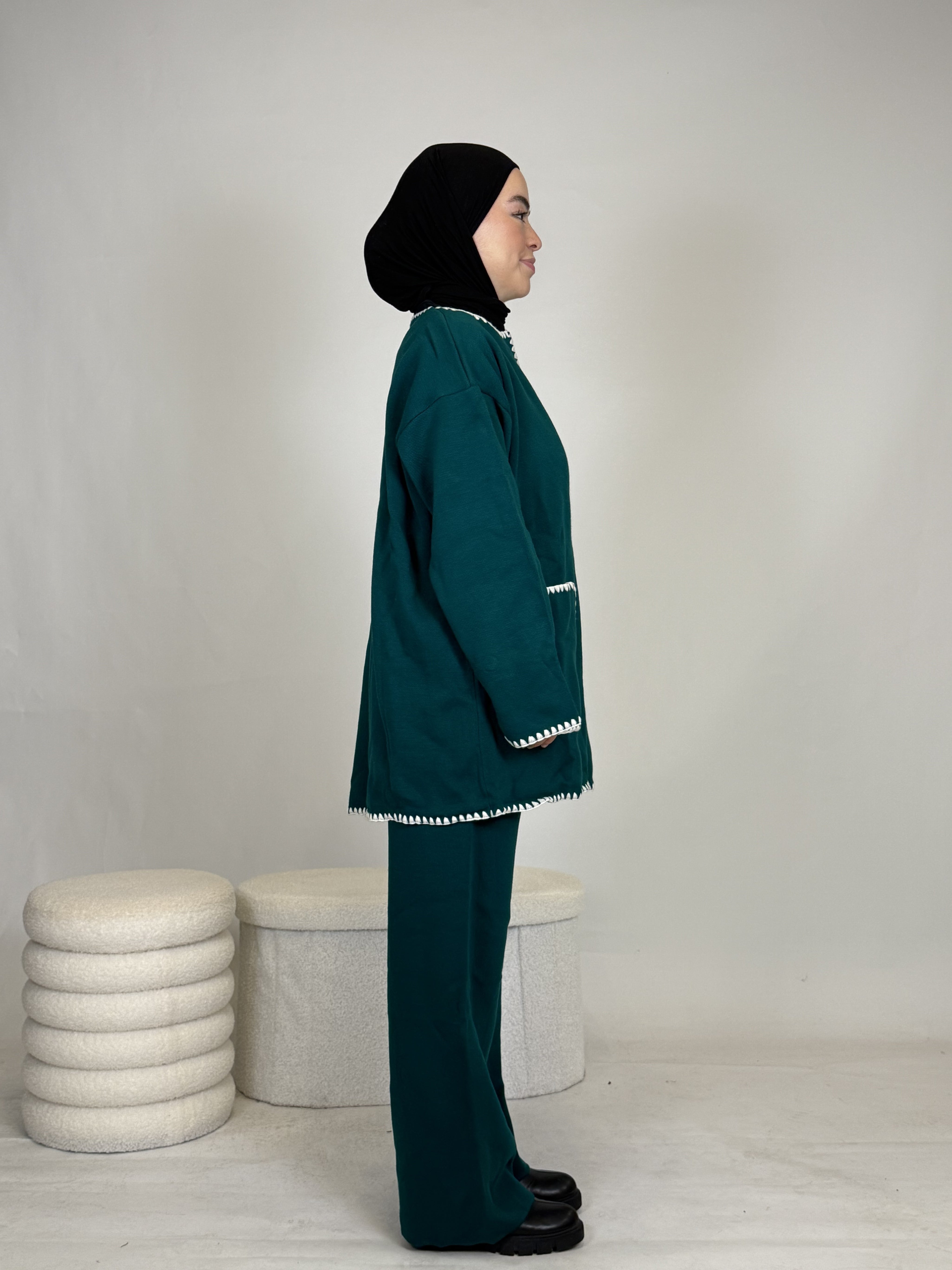 Zweiteiler mit weißen Nähten