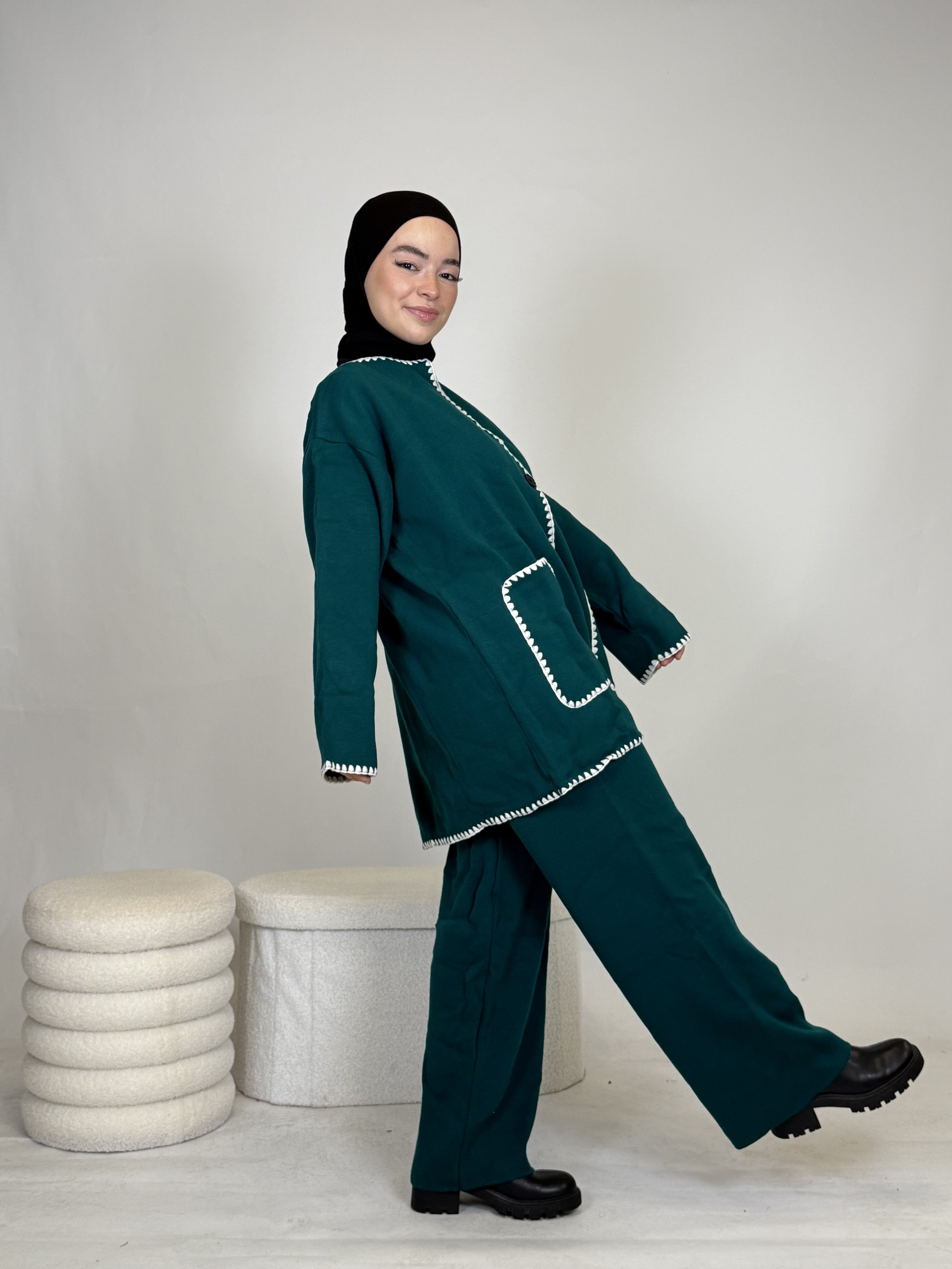 Zweiteiler mit weißen Nähten