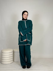 Zweiteiler mit weißen Nähten