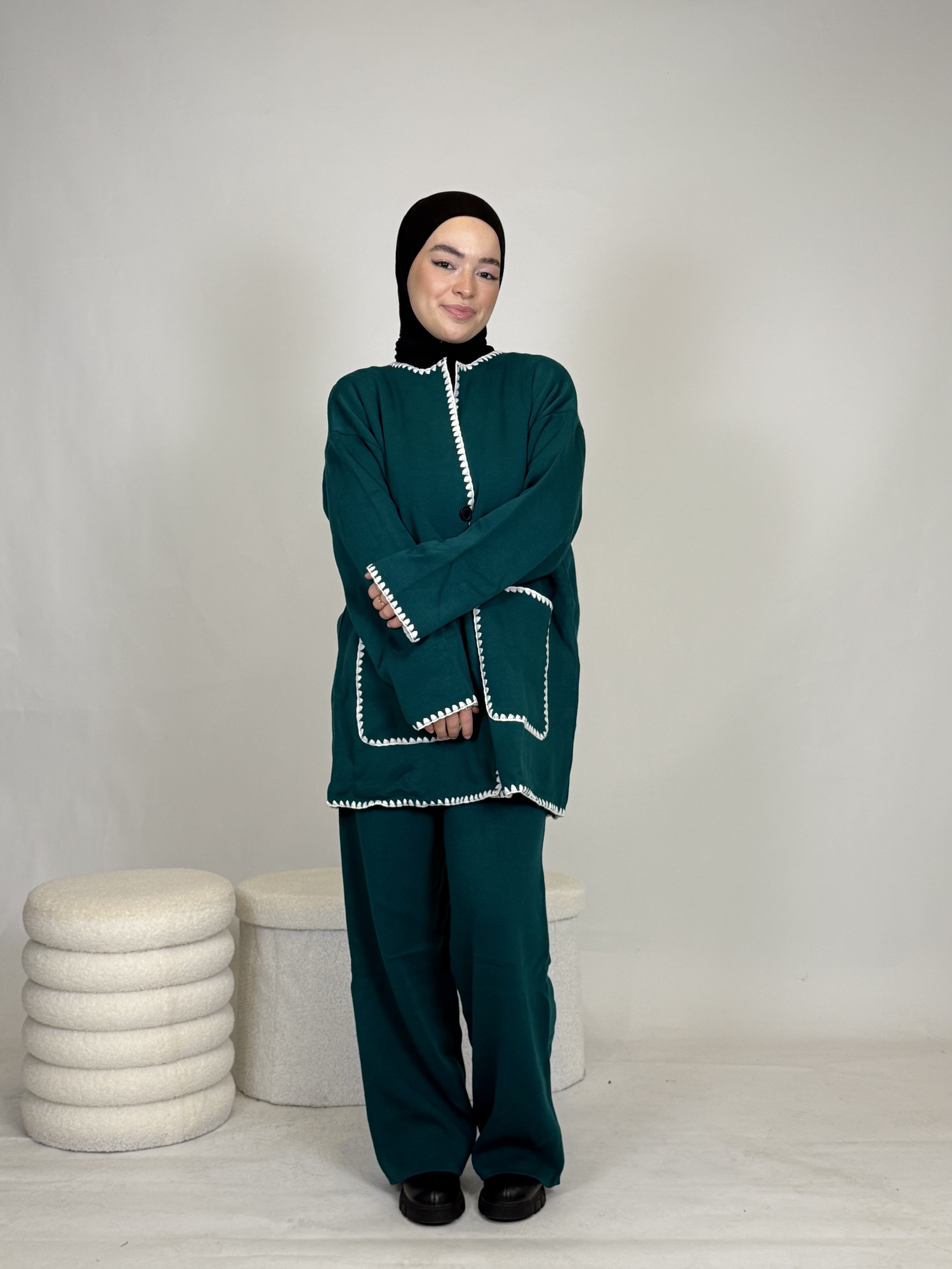 Zweiteiler mit weißen Nähten