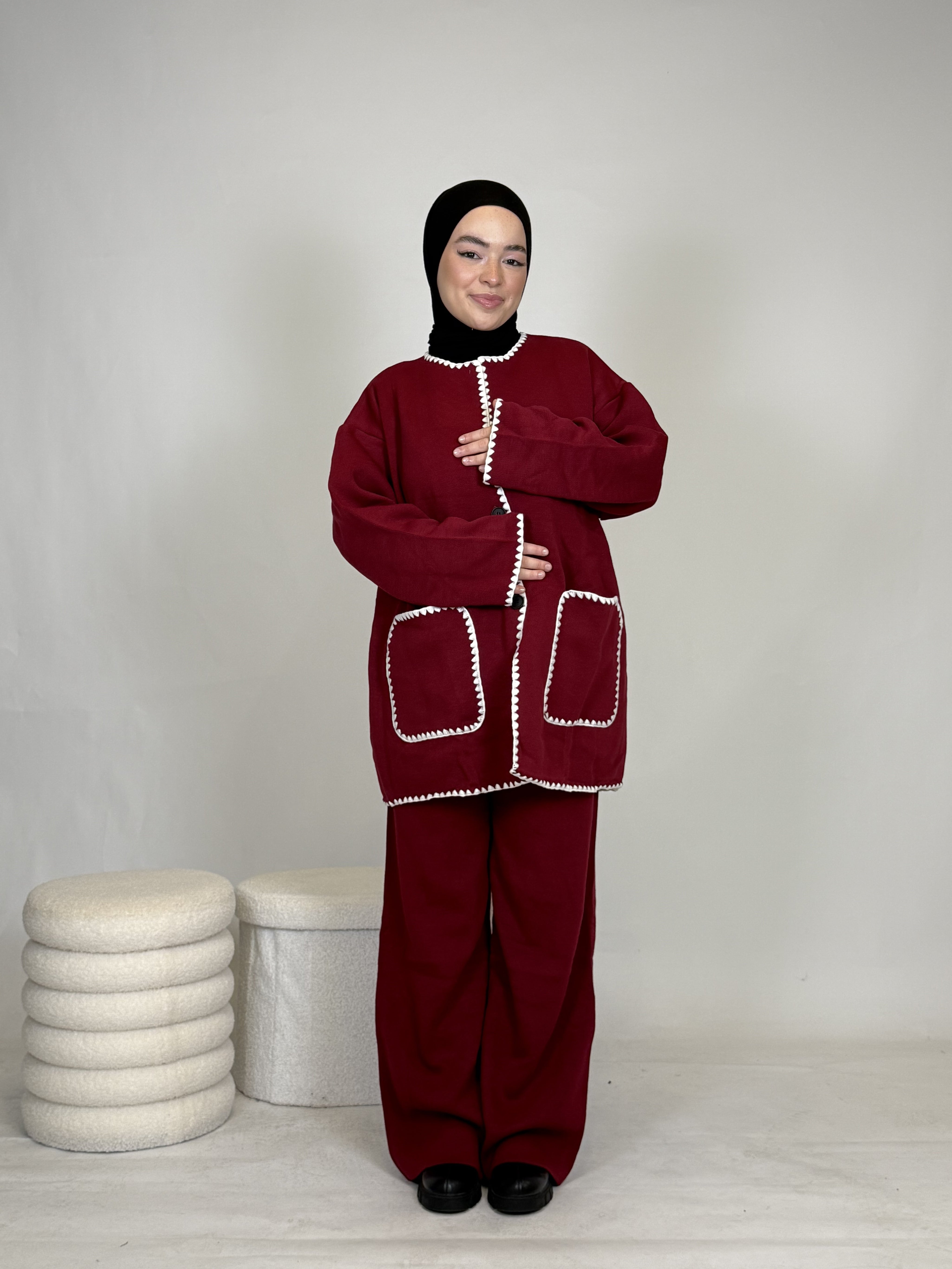 Zweiteiler mit weißen Nähten