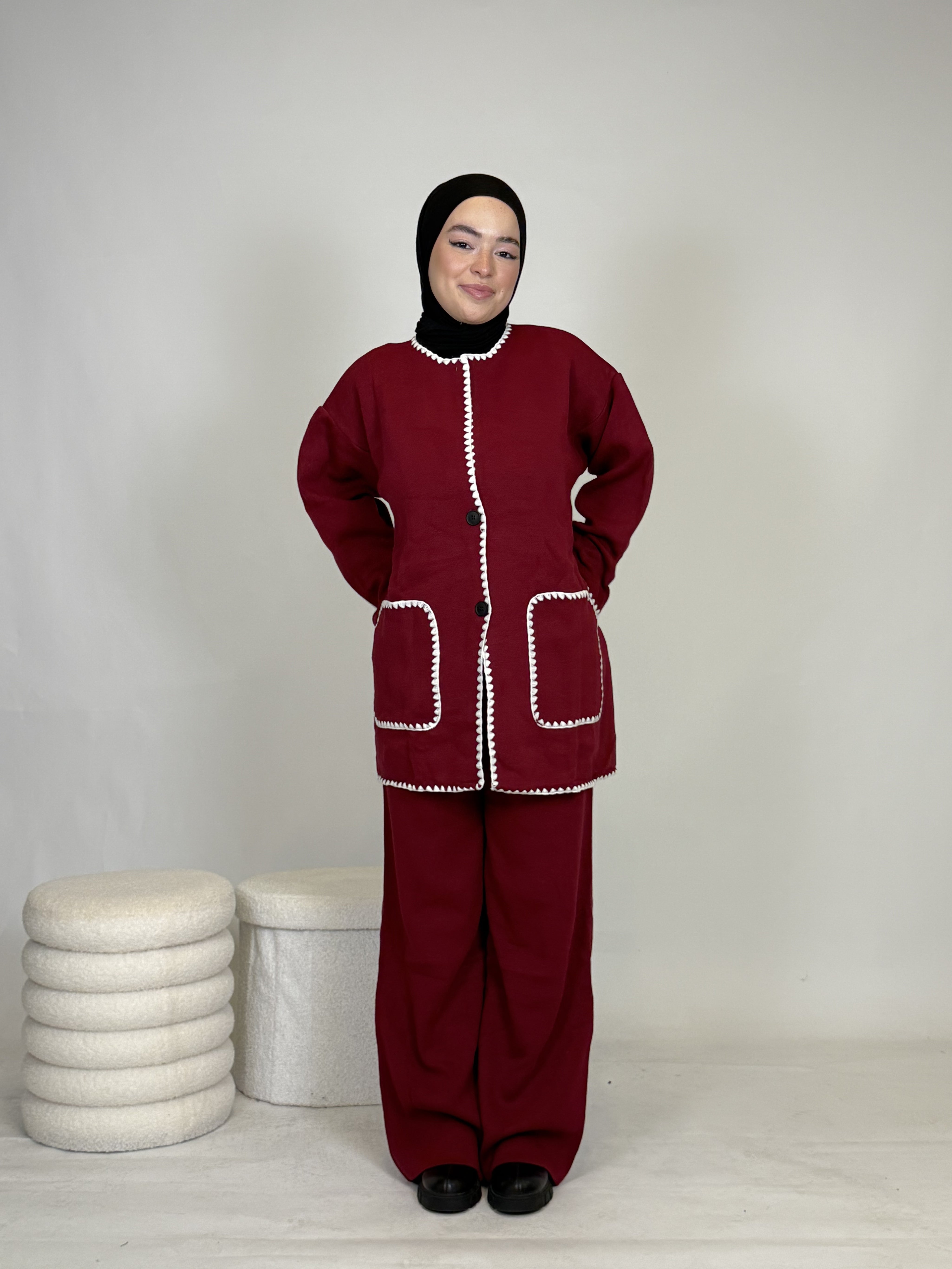 Zweiteiler mit weißen Nähten