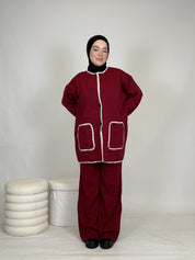 Zweiteiler mit weißen Nähten