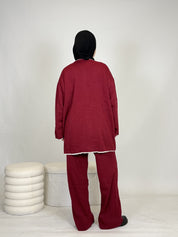 Zweiteiler mit weißen Nähten