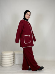 Zweiteiler mit weißen Nähten