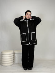 Zweiteiler mit weißen Nähten