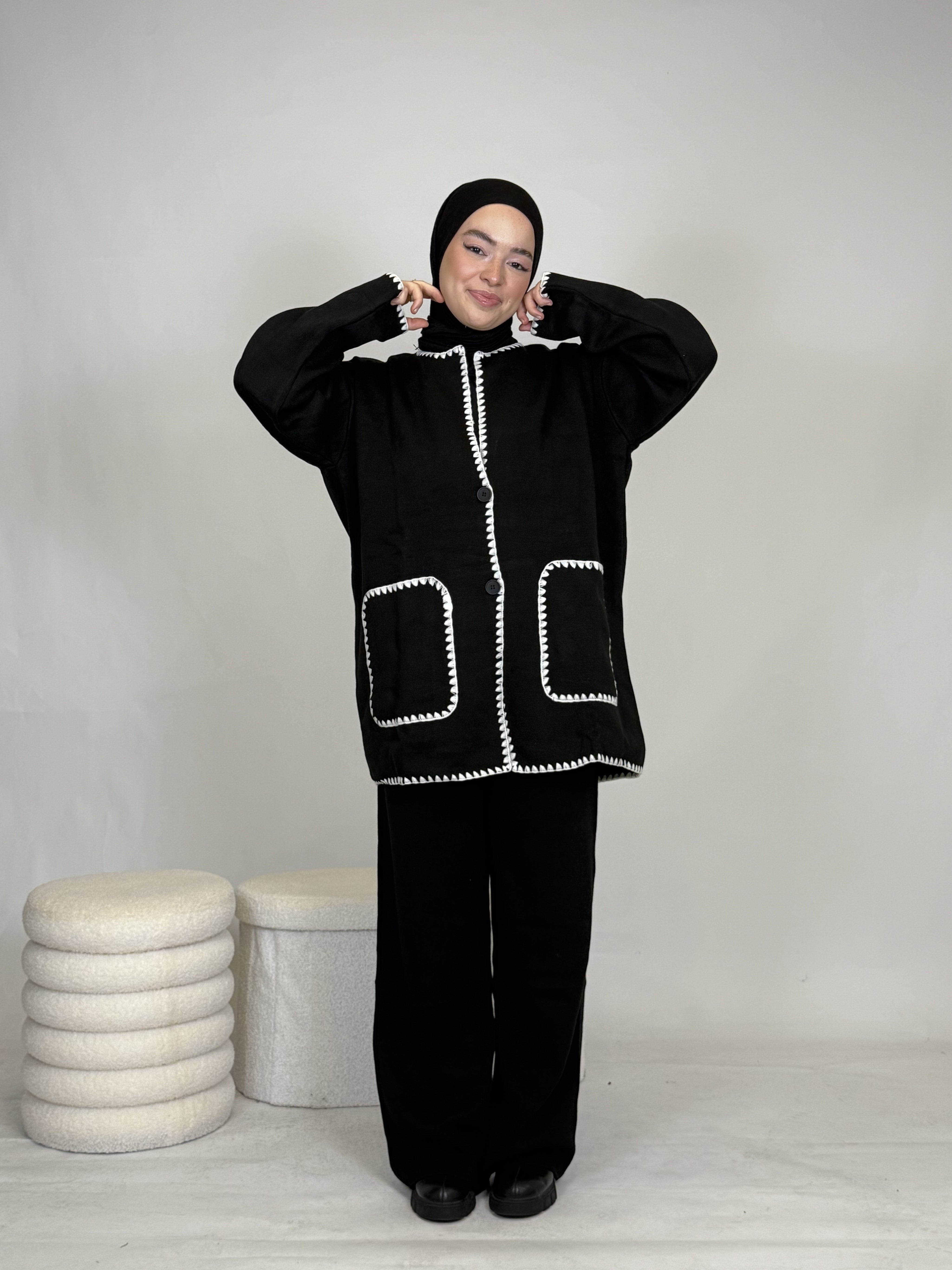 Zweiteiler mit weißen Nähten