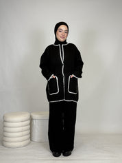 Zweiteiler mit weißen Nähten