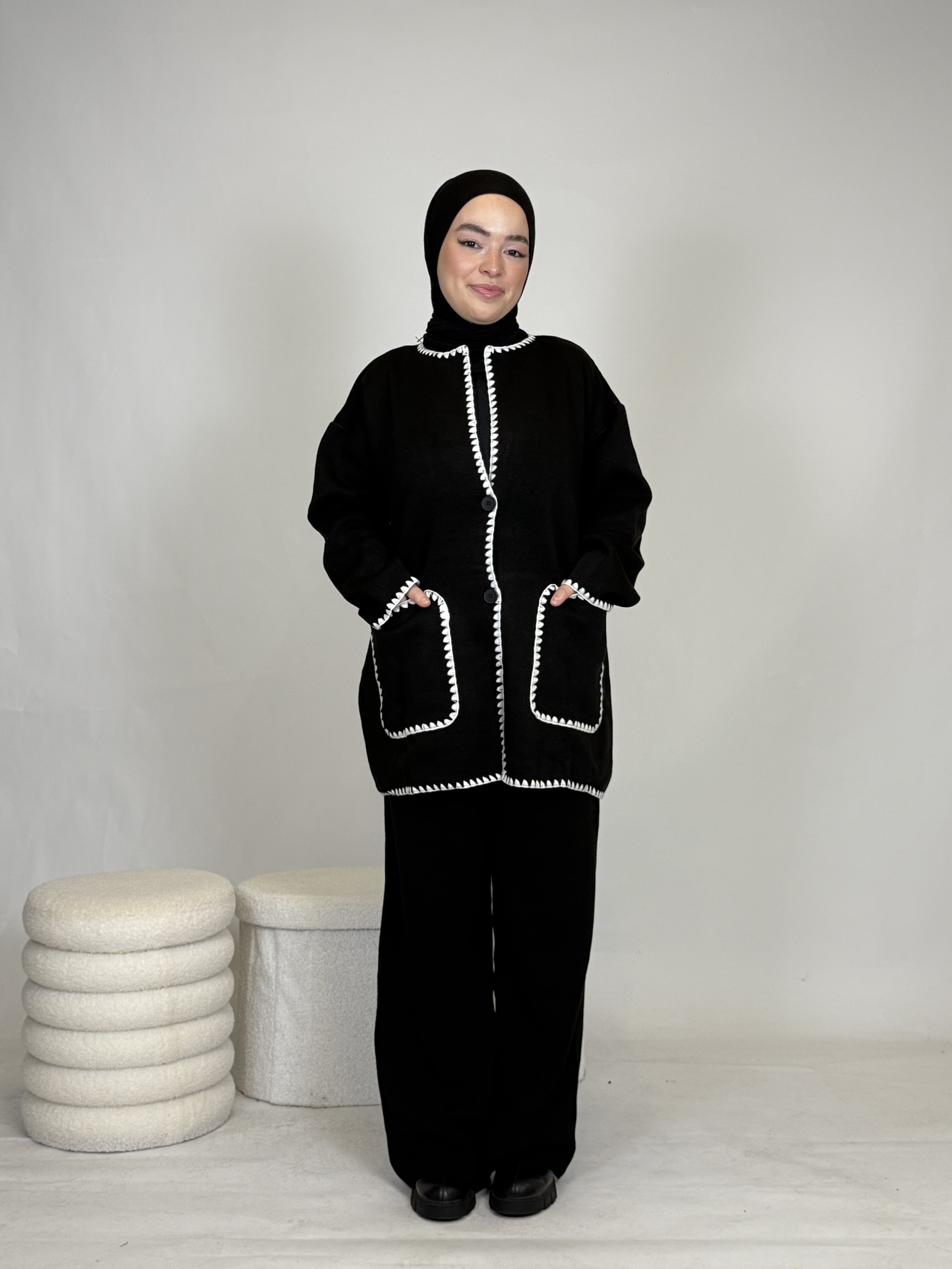 Zweiteiler mit weißen Nähten