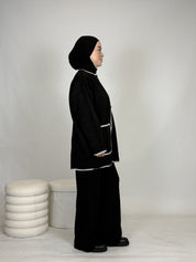 Zweiteiler mit weißen Nähten