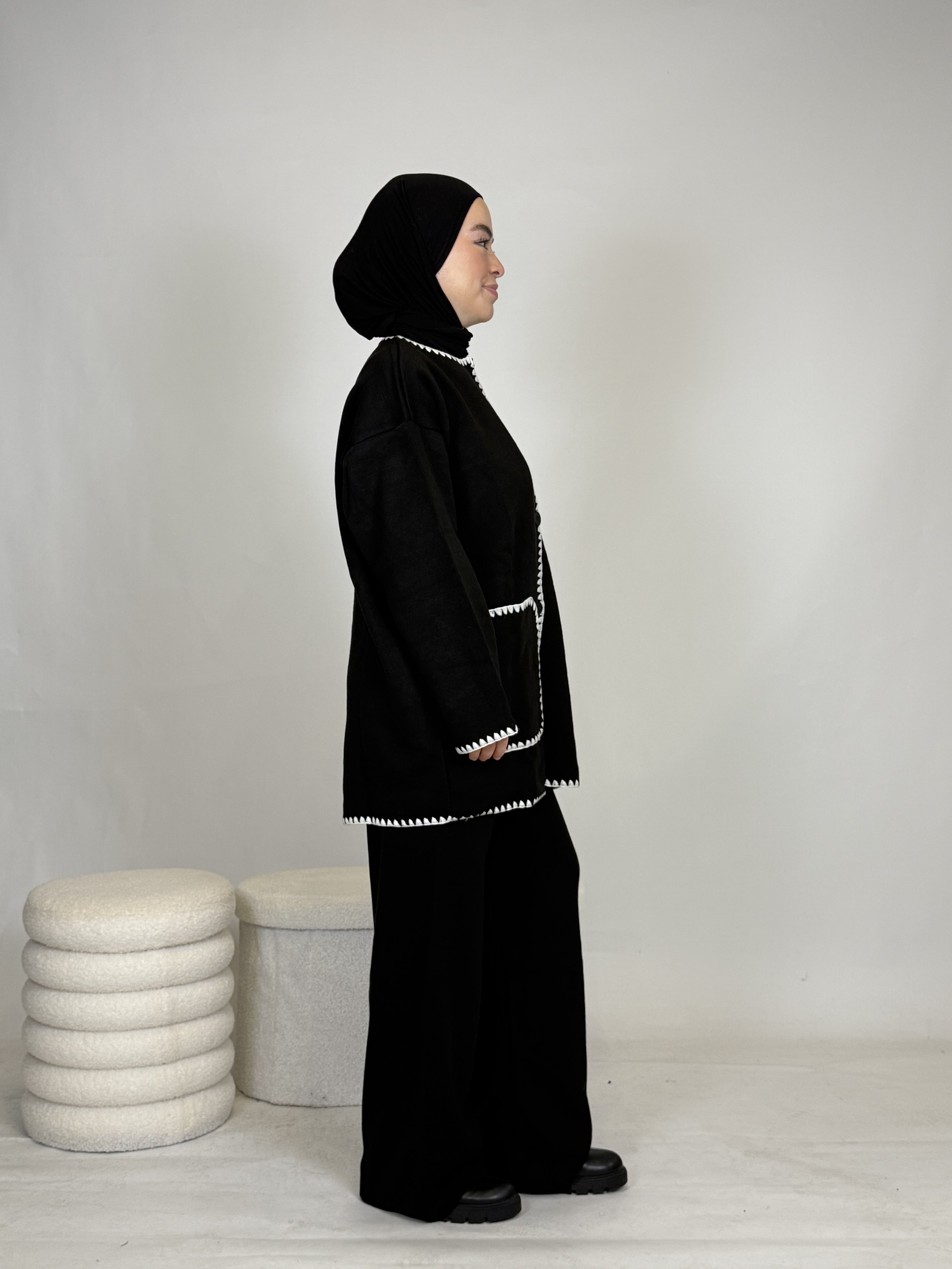 Zweiteiler mit weißen Nähten