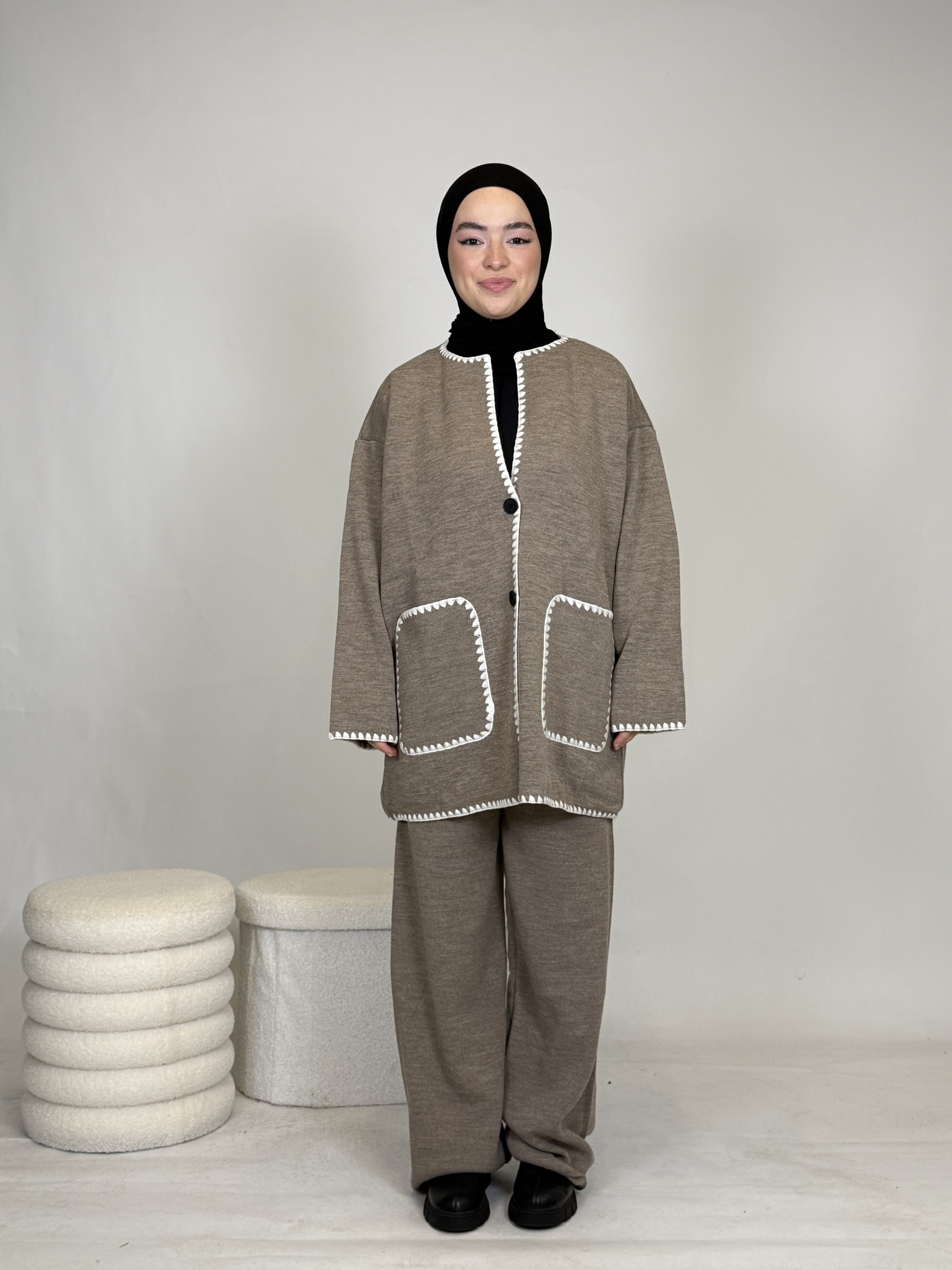 Zweiteiler mit weißen Nähten