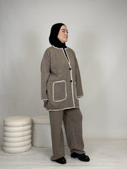 Zweiteiler mit weißen Nähten