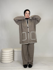 Zweiteiler mit weißen Nähten