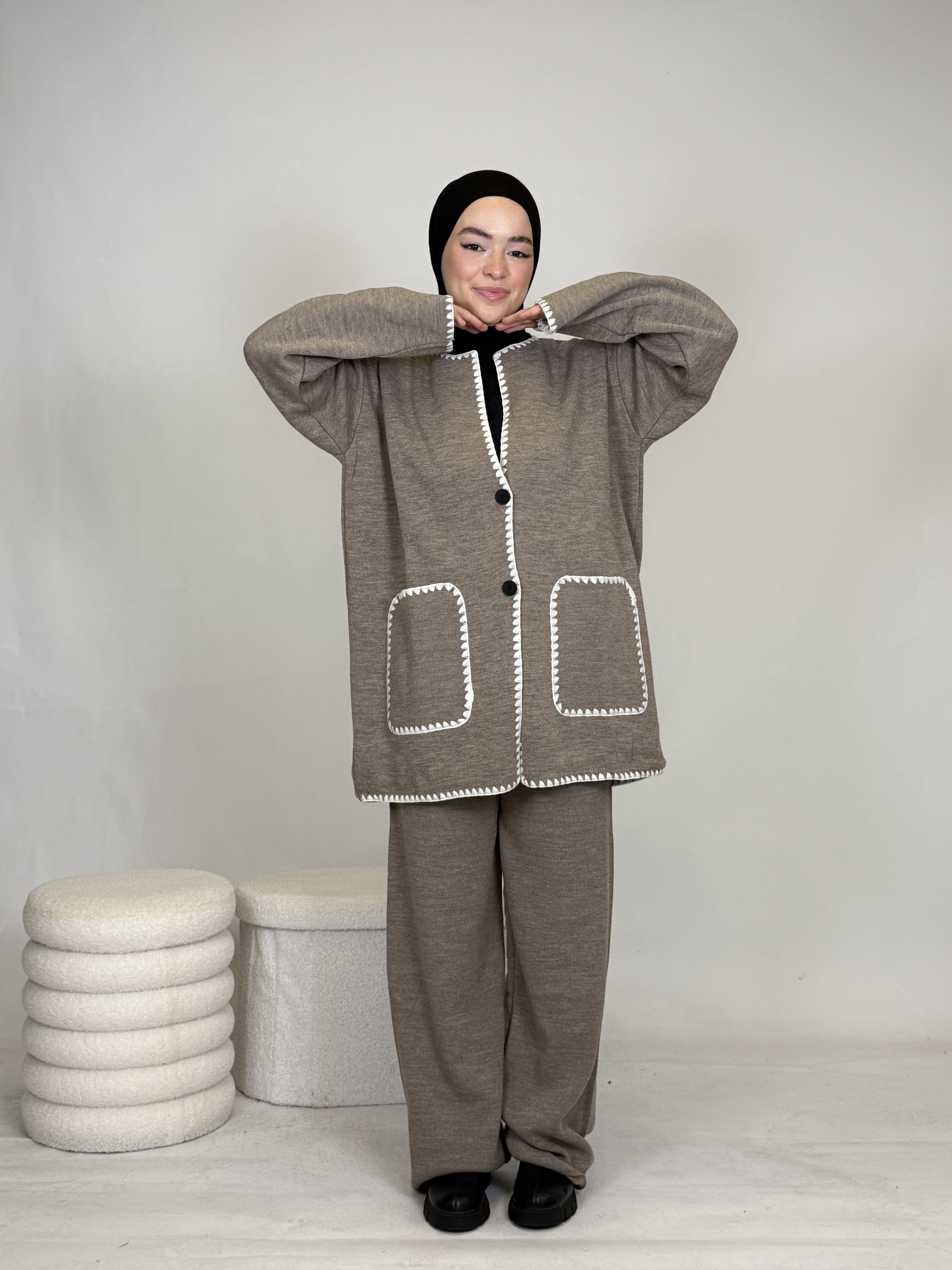 Zweiteiler mit weißen Nähten