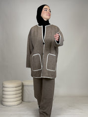 Zweiteiler mit weißen Nähten