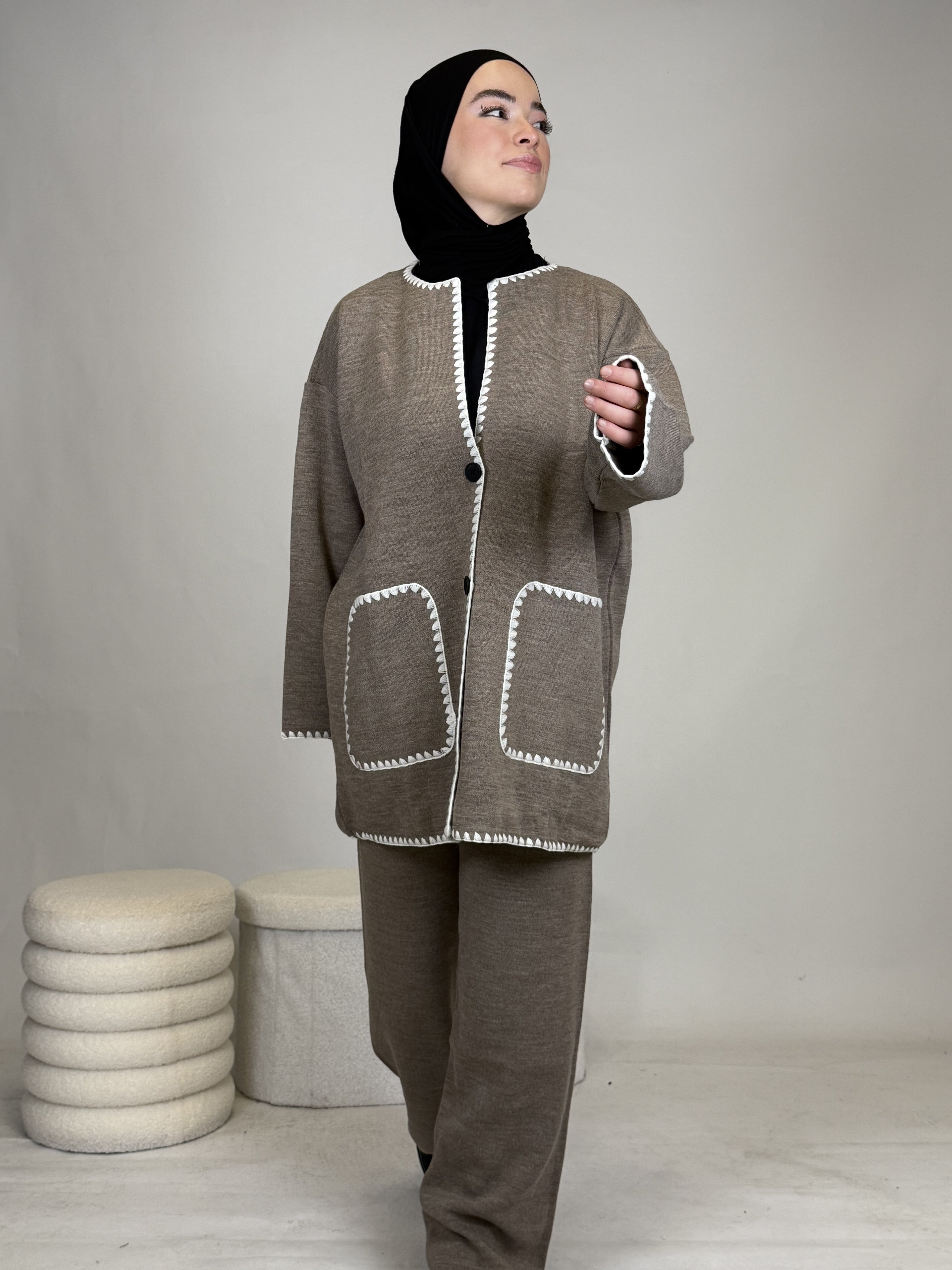 Zweiteiler mit weißen Nähten