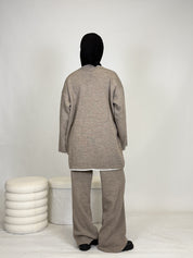 Zweiteiler mit weißen Nähten