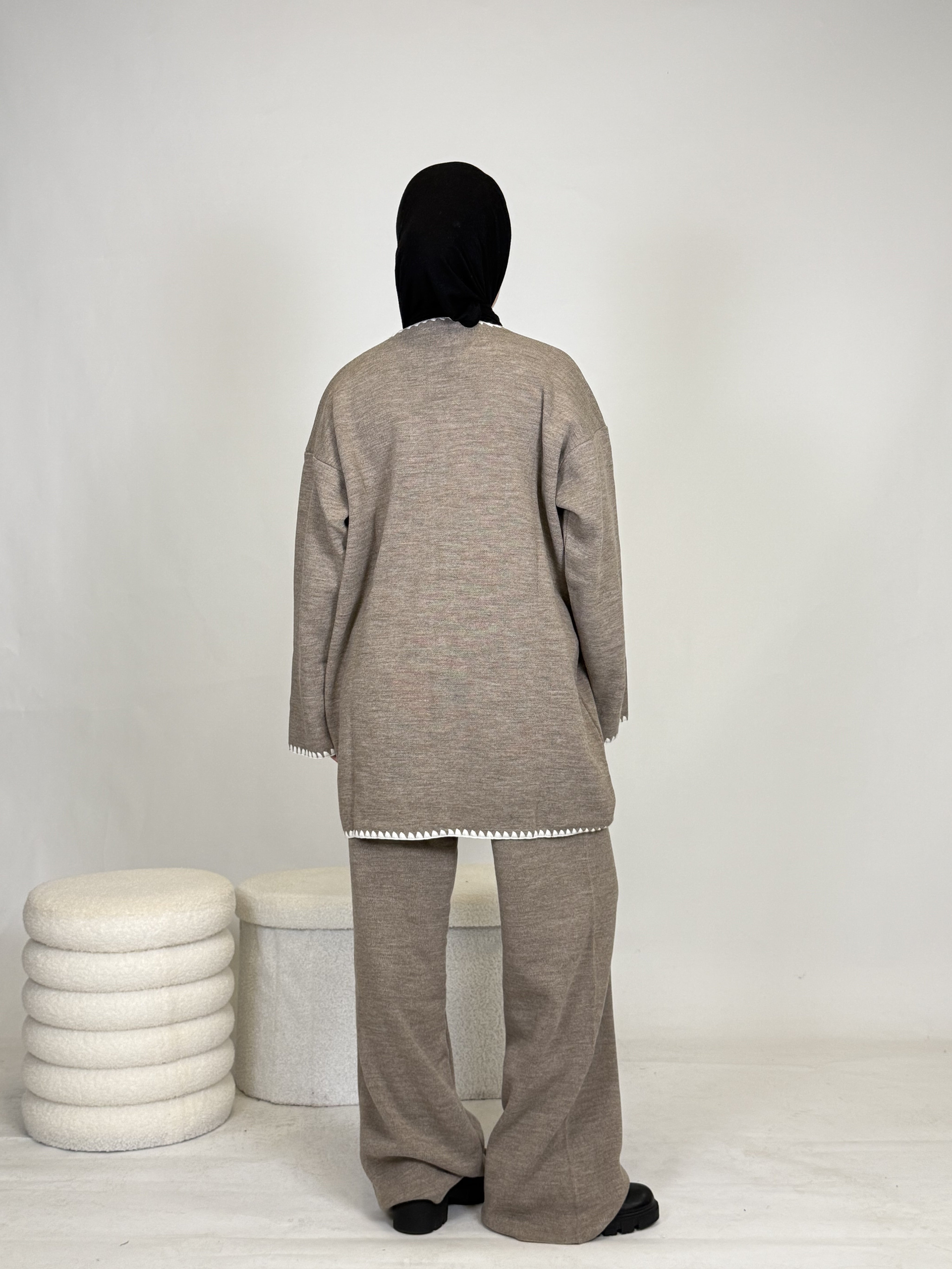 Zweiteiler mit weißen Nähten