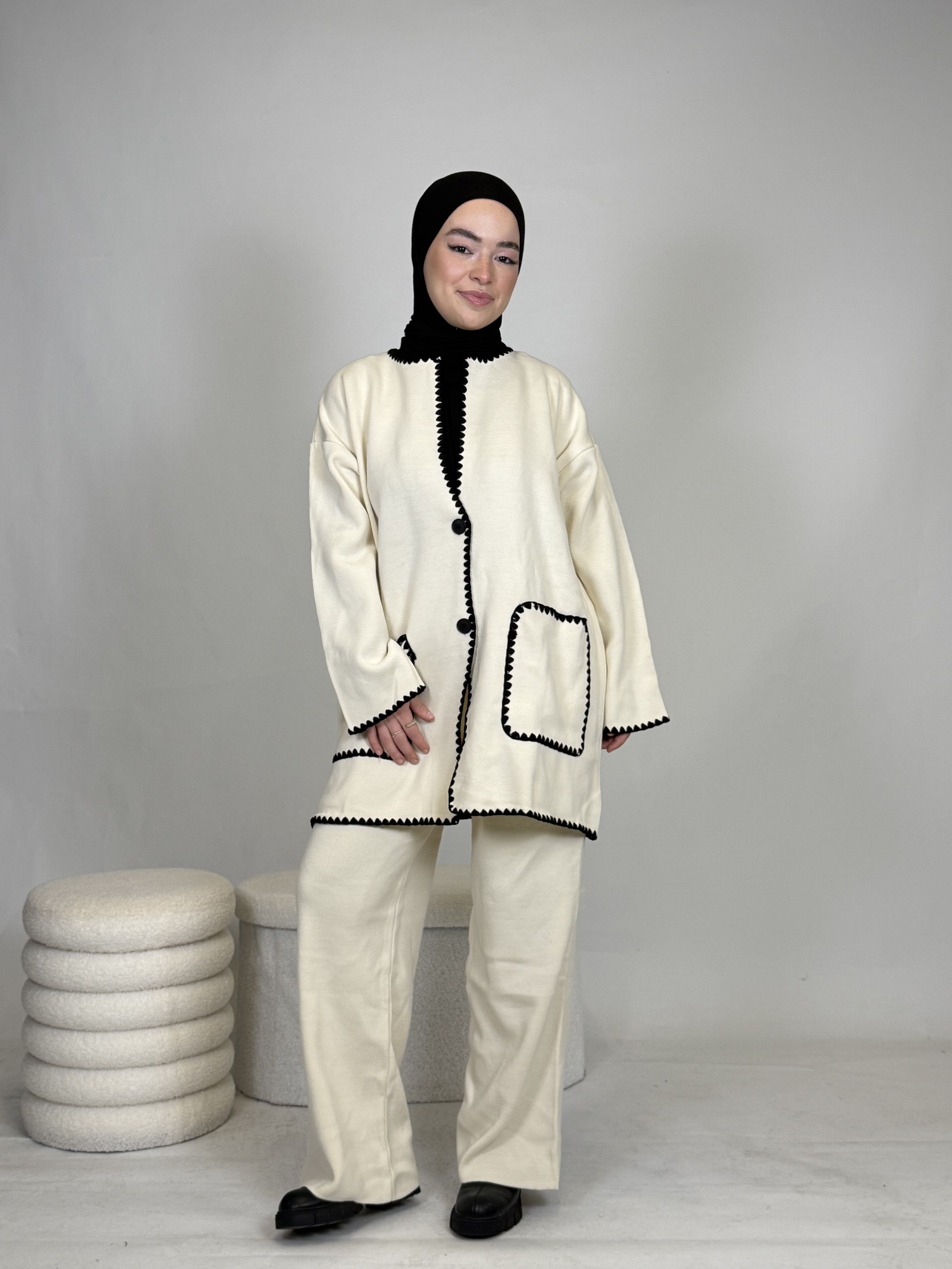 Zweiteiler mit weißen Nähten