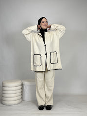 Zweiteiler mit weißen Nähten