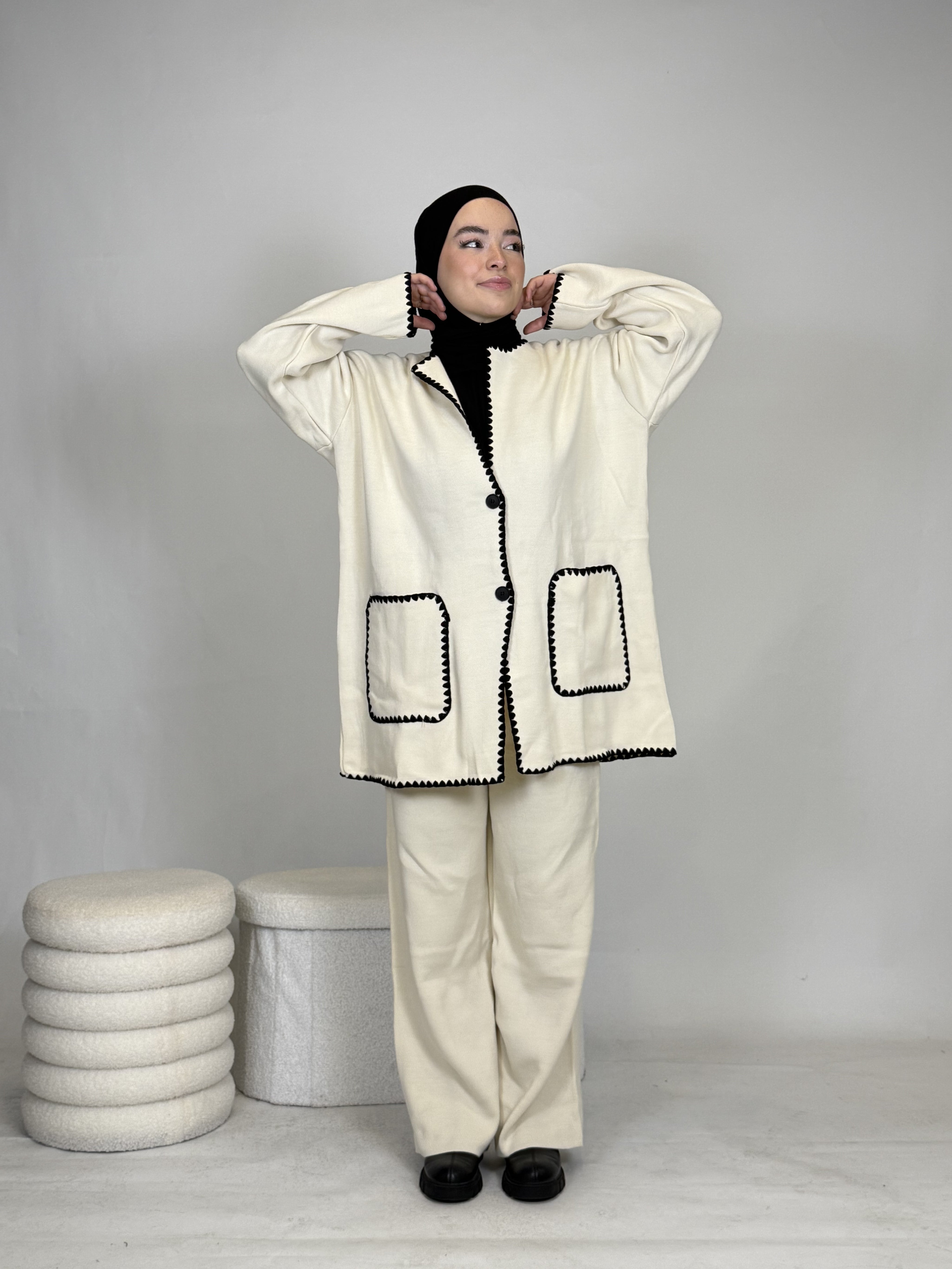 Zweiteiler mit weißen Nähten