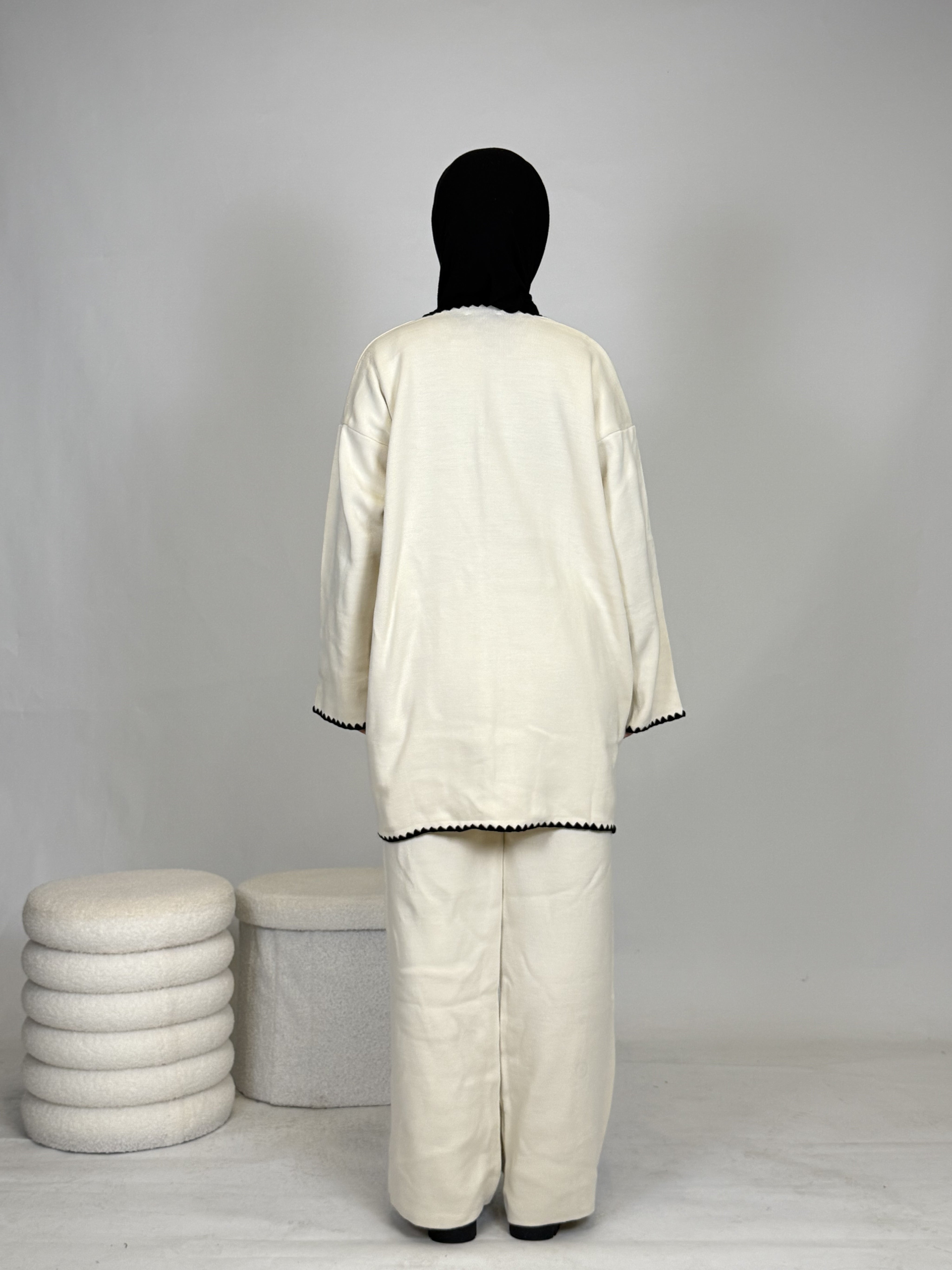 Zweiteiler mit weißen Nähten