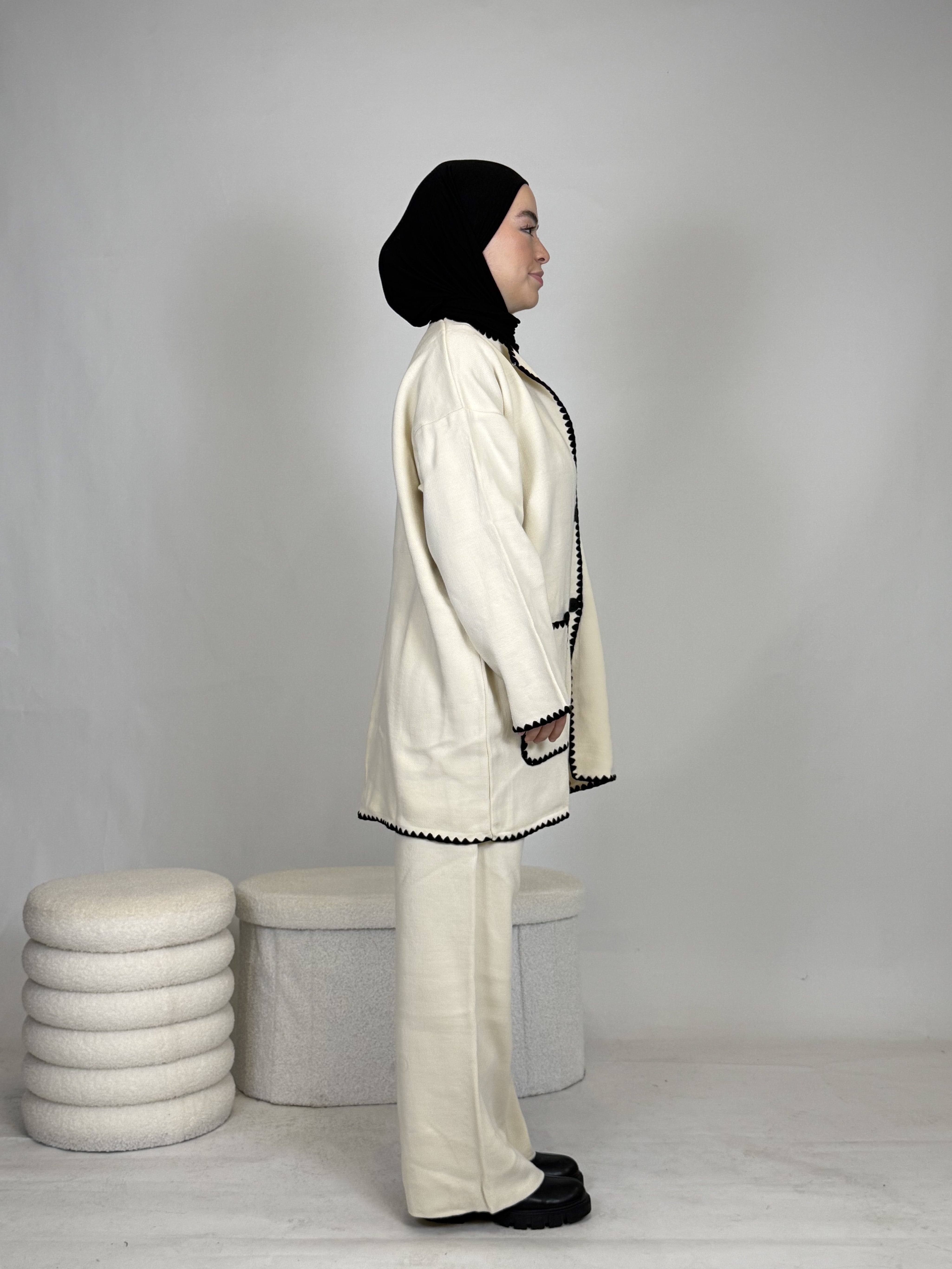 Zweiteiler mit weißen Nähten