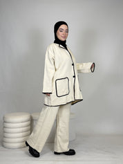 Zweiteiler mit weißen Nähten