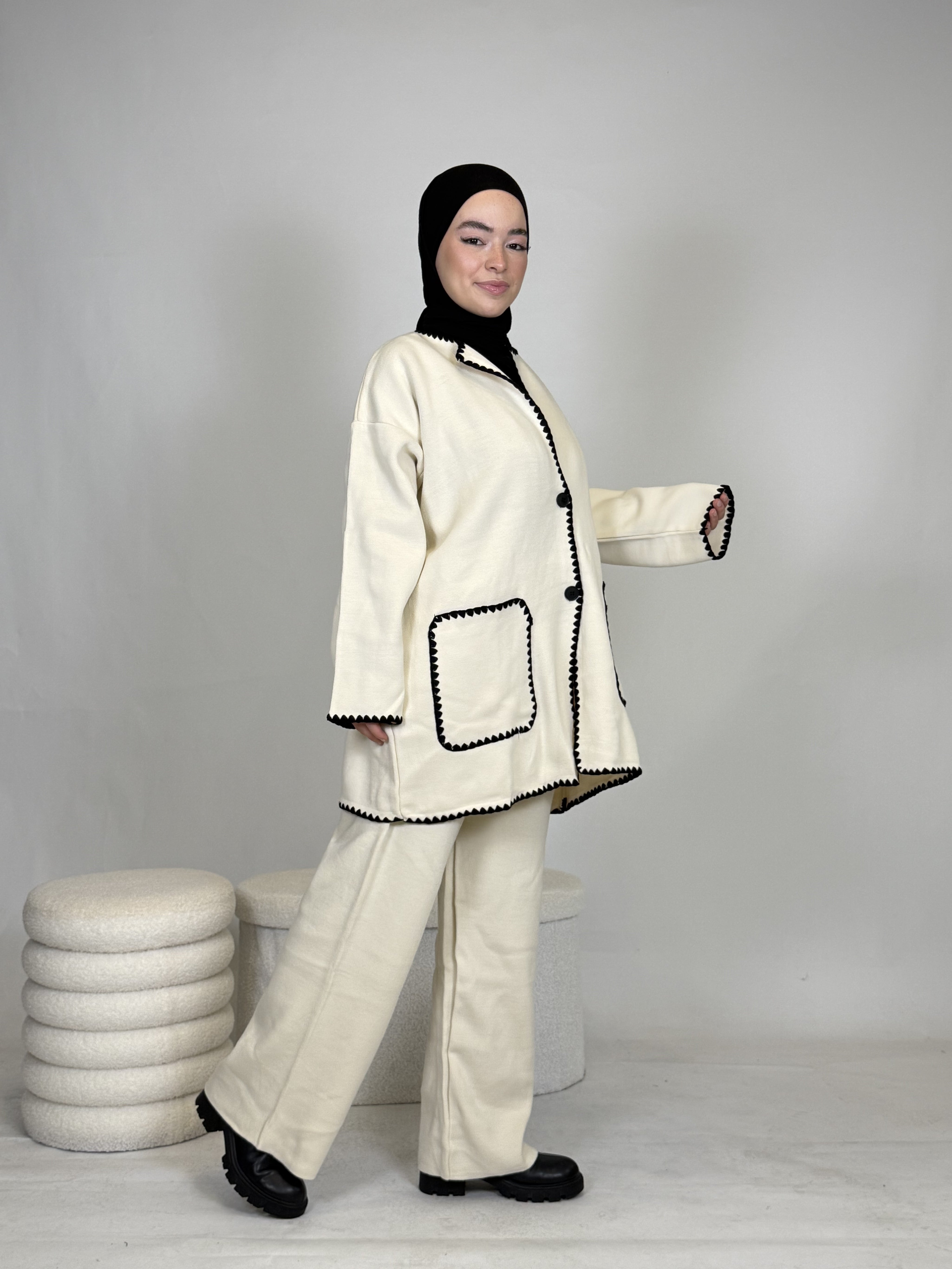 Zweiteiler mit weißen Nähten