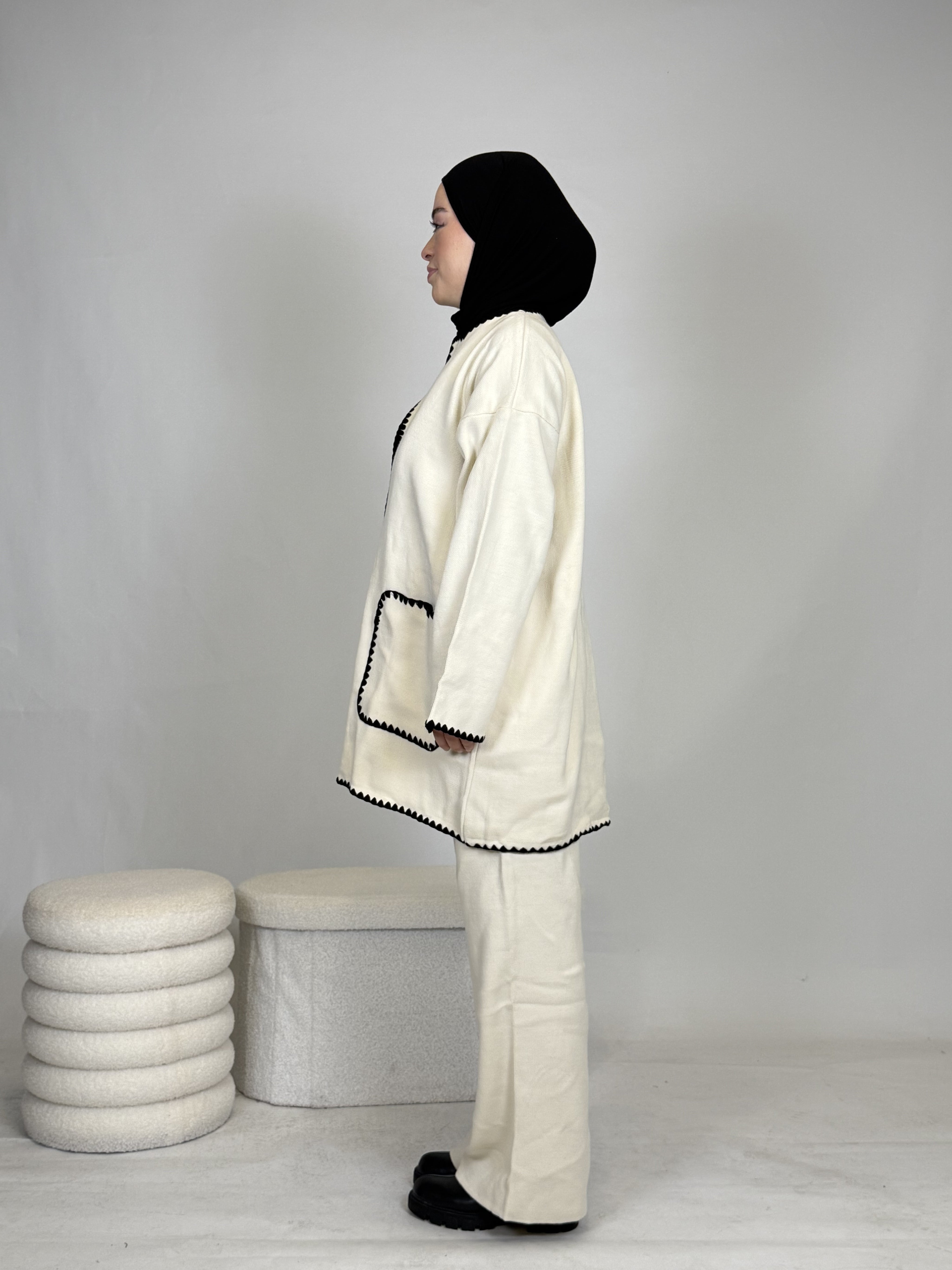 Zweiteiler mit weißen Nähten