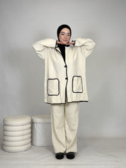 Zweiteiler mit weißen Nähten